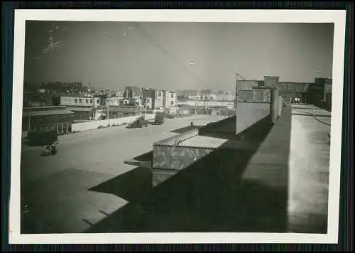 Foto Wehrmacht Belgien Flandern Fahrzeuge vor Gebäude mit Tarnanstrich 1940-41