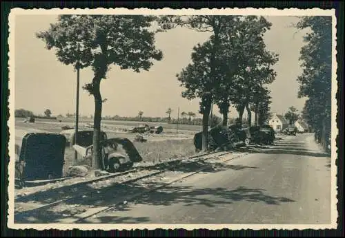 Foto Vormarschstraße zerstörte Fahrzeuge Panzer uvm. Belgien Frankreich 1940-41