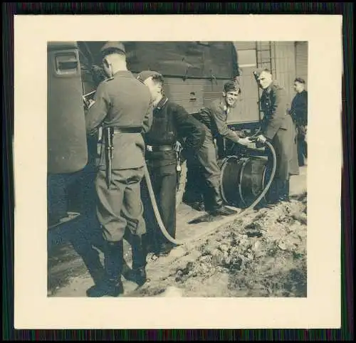 2x Foto Soldaten Luftwaffe Bydgoszcz Bromberg Westpreußen Tanken Fahrzeuge 1942