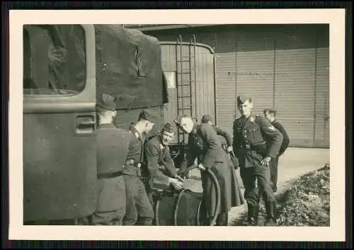 2x Foto Soldaten Luftwaffe Bydgoszcz Bromberg Westpreußen Tanken Fahrzeuge 1942