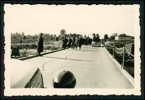 2x Foto Bydgoszcz Bromberg Westpreußen - Flüchtlinge über Weichselbrücke 1941-42