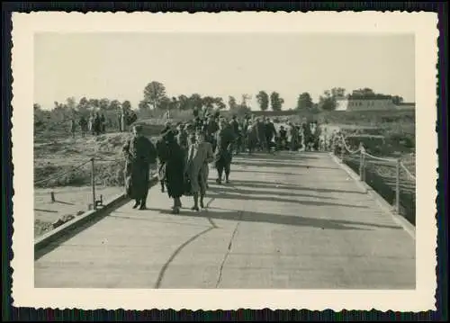 2x Foto Bydgoszcz Bromberg Westpreußen - Flüchtlinge über Weichselbrücke 1941-42