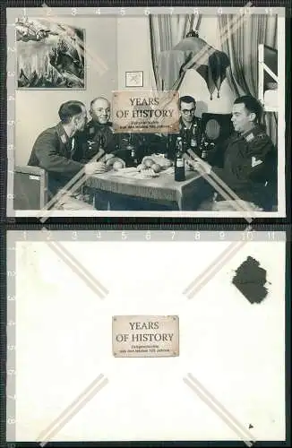 Foto Soldaten Luftwaffe bei Bierchen zu Feierabend am Radio 1940