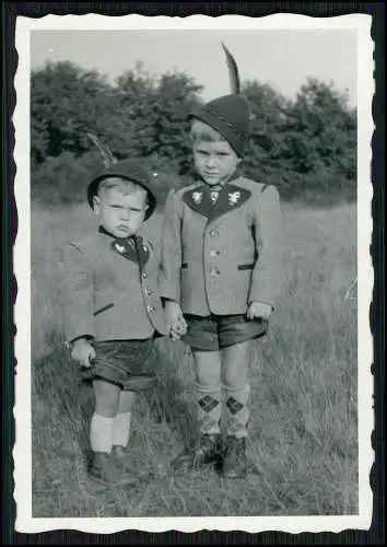 7x Foto Mädchen und Knaben Jungs Trachtenjanker Lederhose u. vieles mehr um 1940