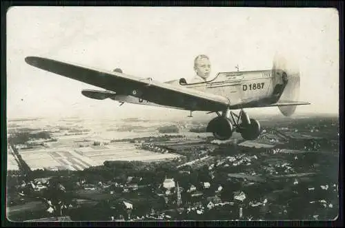 Foto AK Luftbild Stadt-Ansicht wo ? Knabe Junge im Flugzeug Atelier Foto 1939