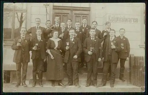 2x Foto Breslau Schlesien Bier trinkende Männer vor Kolonialwaren Geschäft 1911