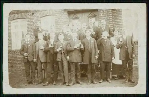 2x Foto Breslau Schlesien Bier trinkende Männer vor Kolonialwaren Geschäft 1911