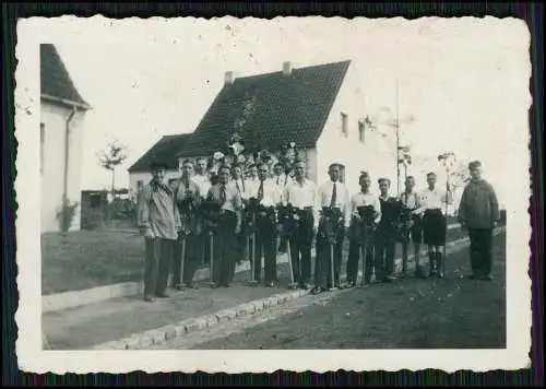 Foto Dorf in Ostpreußen junge Männer mit Blumenschmuck Dorffest o. ähnlich 1941