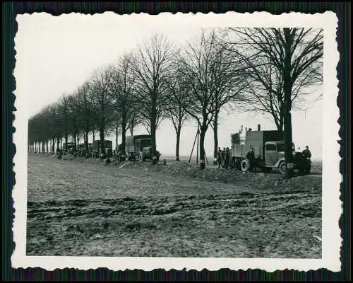 2x Foto Soldaten mit Fahrzeuge der Wehrmacht bei Düsseldorf 1940-41