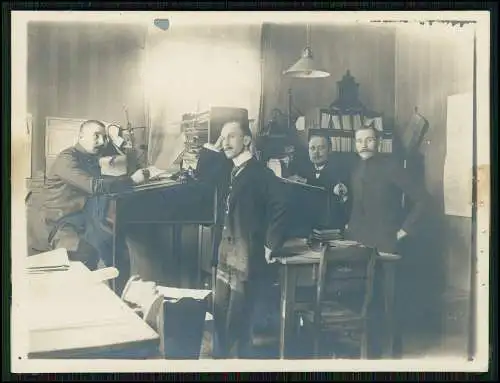 Foto Kontor Kontoristen Commis 1915 bei ihrer Arbeit Büro Herren im Anzug uvm.