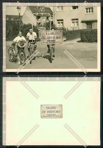 Foto um 1940 RC Durch Köln Merheim Weidenpesch 1901 Radsportclub mit Fahrrad 