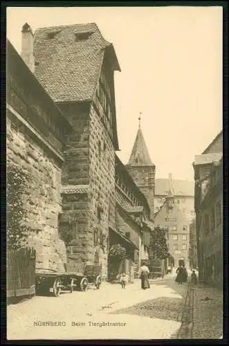 AK Nürnberg Passanten beim Tiergärtnertor Blick in die Straße 1911