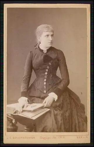 CDV Foto Dame blättert im Fotoalbum J.C. Schaarwächter Berlin Leipziger-Straße