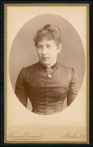 CDV Foto Portrait feine Dame mit Medaillon Francois Cornand, Berlin, Neander-Str