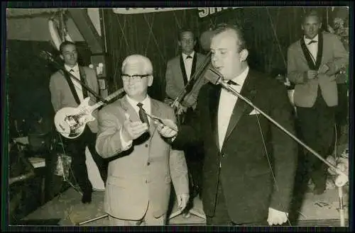 Foto Sänger Musik Band mit Gitarre Schlagzeug + andere Musikinstrumente 1950-60