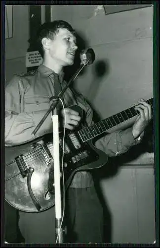 Foto Sänger Musik Band mit Gitarre Schlagzeug + andere Musikinstrumente 1950-60