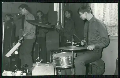 Foto Sänger Musik Band mit Gitarre Schlagzeug + andere Musikinstrumente 1950-60