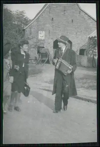 Foto Sänger Musik Band mit Gitarre Schlagzeug + andere Musikinstrumente 1950-60