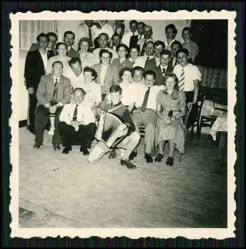 Foto Sänger Musik Band mit Gitarre Schlagzeug + andere Musikinstrumente 1950-60