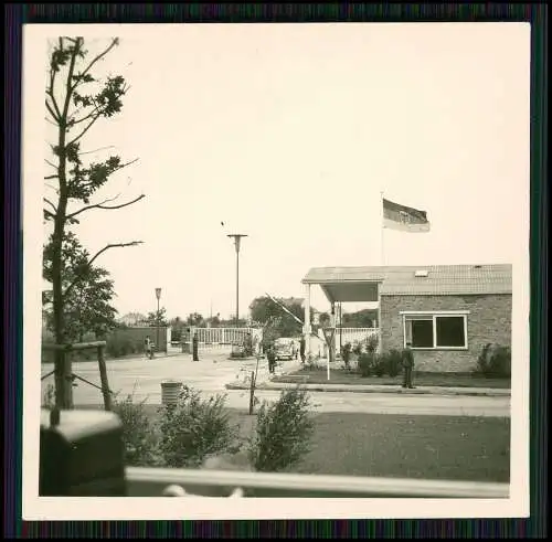 Foto Bundeswehr Kaserne um 1960 Haupttor mit Wache und Schranke im Vordergrund