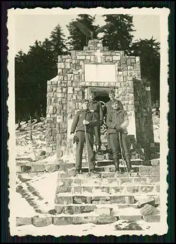 Foto Soldaten Luftwaffe auf Stufen vor Kriegerdenkmal mit Adler 1940