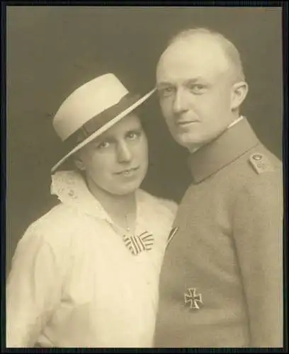 Foto Portrait Soldat Dame Braut 14x11cm 1. WK mit Eisernes Kreuz 1. Klasse 1917