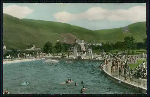 Foto AK Bernkastel-Kues an der Mosel Schwimmbad Sprungturm Badegäste Karte gel.