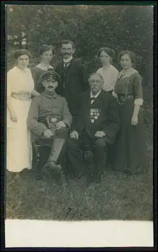 Foto AK 1915 Soldat 08 Veteran mit vielen Auszeichnungen aus dem Krieg von 1871