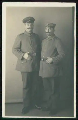 Foto AK 1.WK Soldaten Standportrait Kriegsjahr Frankfurt 1914-15 Grüße Oskar