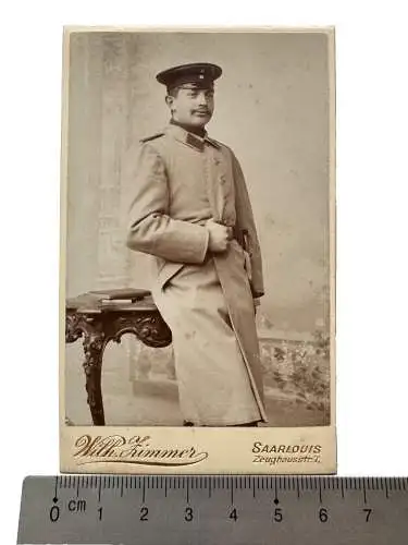 CDV Foto Soldat im Mantel mit Seitengewehr Atelier Wilh. Zimmer in Saarlouis