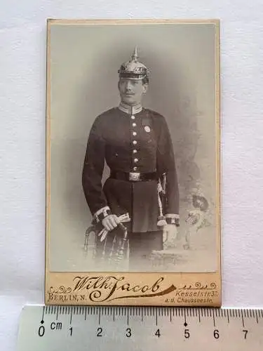 CDV Foto Soldat Uniform Seitengewehr Pickelhaube Orden Atelier W. Jacob Berlin