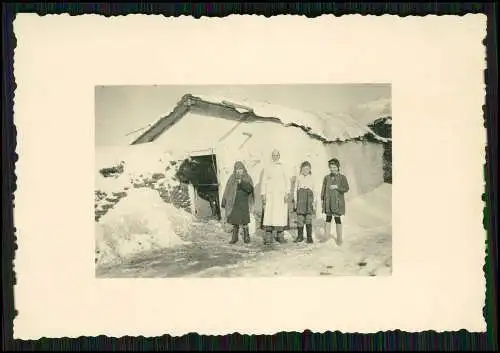 4x Foto Soldaten Wehrmacht Winter Frühjahr 1942 Quartier Bauern Dorf  Russland