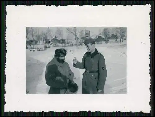 4x Foto Soldaten Wehrmacht Winter Frühjahr 1942 Quartier Bauern Dorf  Russland