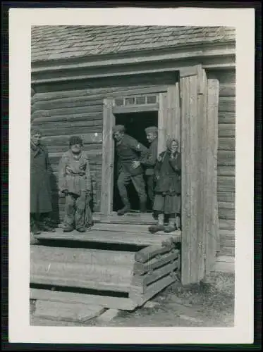 5x Foto Soldaten der  Wehrmacht Quartier bei Bauern Dorf in Russland 1942-43