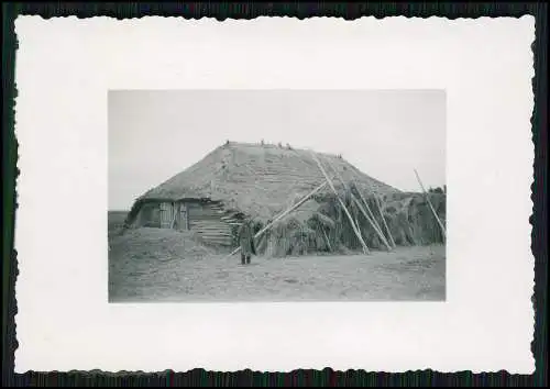 4x Foto Dorf in Russland Bauern Familie bei der Ernte Hütten Stroh 1942-43