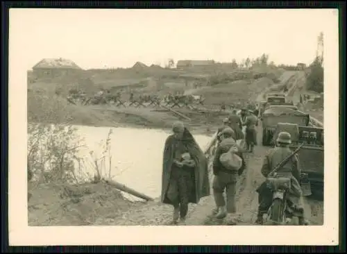 Foto Fahrzeuge Panzer Tank Sperren Vormarsch Brücke Flüchtlinge Russland 1942