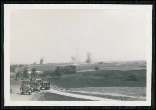 Foto Fahrzeuge Rotes Kreuz Ostfront im Hintergrund Einschläge Explosionen 1942