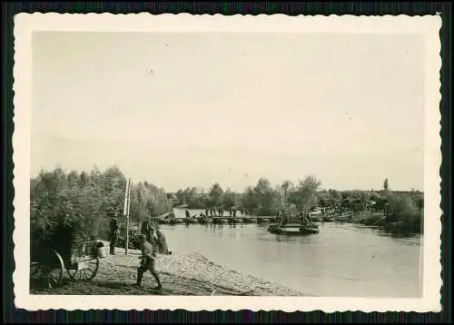 2x Foto Soldaten Pioniere aus Schlauchboote gebaute Brücke überqeren Fluß 1942