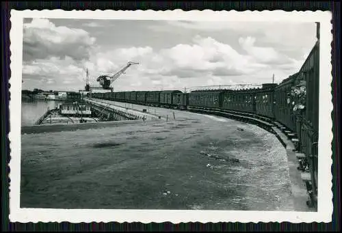 Foto Zug Güterwagen u.Personenabteil Soldaten Cherson Seehafenstadt Ukraine 1942