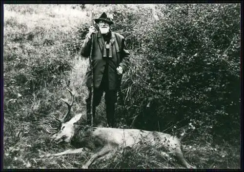 Foto 18x12cm Jäger mit Fernglas erlegter Hirsch im Wald Jagd in Morgenstimmung