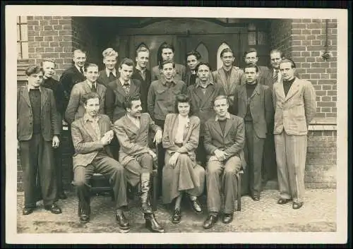 Foto 17x12cm Gruppenfoto Klasse Firma junge Männer mit Dame 1950