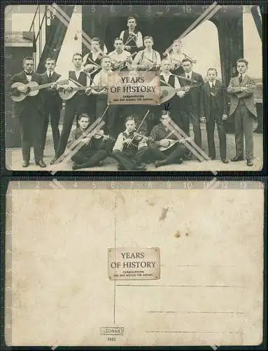 Foto AK Musikgruppe um 1920 - Junge Männer mit Geige, Gitarre und Laute uvm.