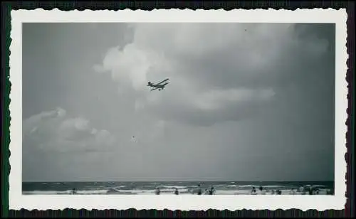 7x Foto Borkum Urlaub Promenade uvm. Flugzeug Doppeldecker über Strand 1936