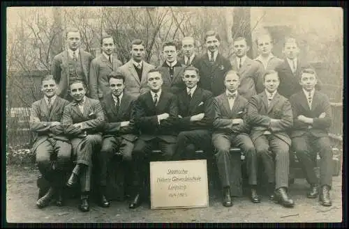 Foto AK Leipzig Städtische höhere Gewerbeschule 1924-25 Gruppe junger Männer