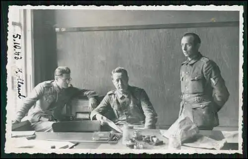 Foto AK Soldaten der Wehrmacht Schreibstube am Radio Holland Niederlande 1943