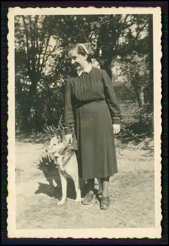 Foto Schwester Deutsche Rote Kreuz mit Schäferhund Wehrmacht 1943