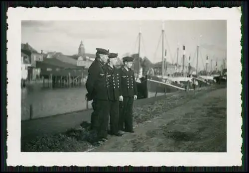 AK Soldaten der Marine 1943 Kleiner Hafen in Norddeutschland und Baracken