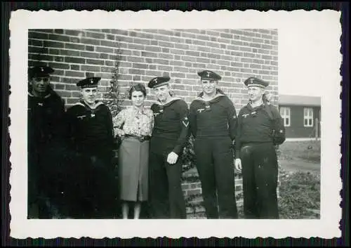 AK Soldaten der Marine 1943 Kleiner Hafen in Norddeutschland und Baracken