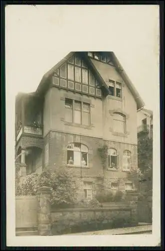 Foto AK Straße Haus Ansicht Damenund Herren im Fenster um 1930