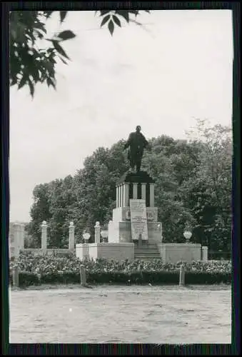 Denkmal Wladimir Iljitsch Lenin Text auf dem Plakat neben Sockel